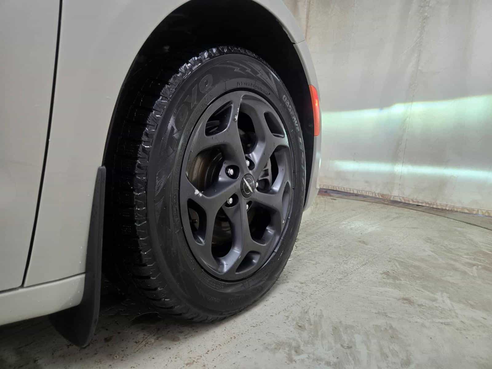 2021 Chrysler Pacifica Hybrid Touring L Hybrid Touring - Image 4