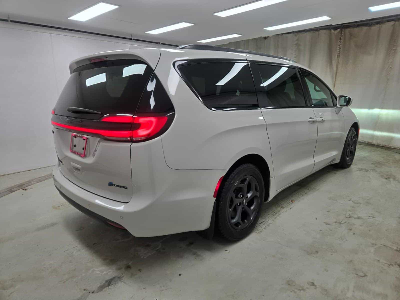 2021 Chrysler Pacifica Hybrid Touring L Hybrid Touring - Image 5