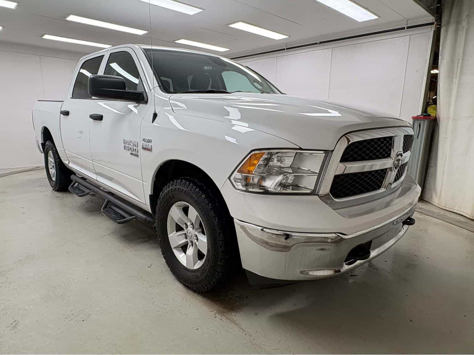 2022 RAM 1500 CLASSIC SLT SLT - Image 3