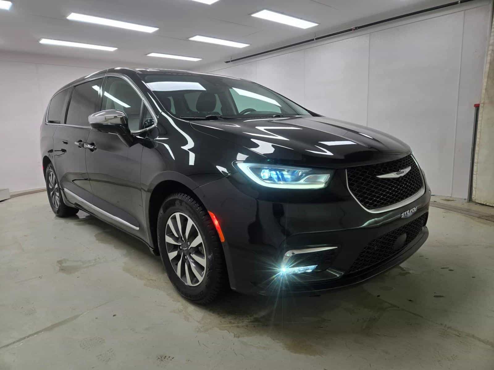 Image 4 Chrysler Pacifica Hybrid Limited Hybrid Limited 2022