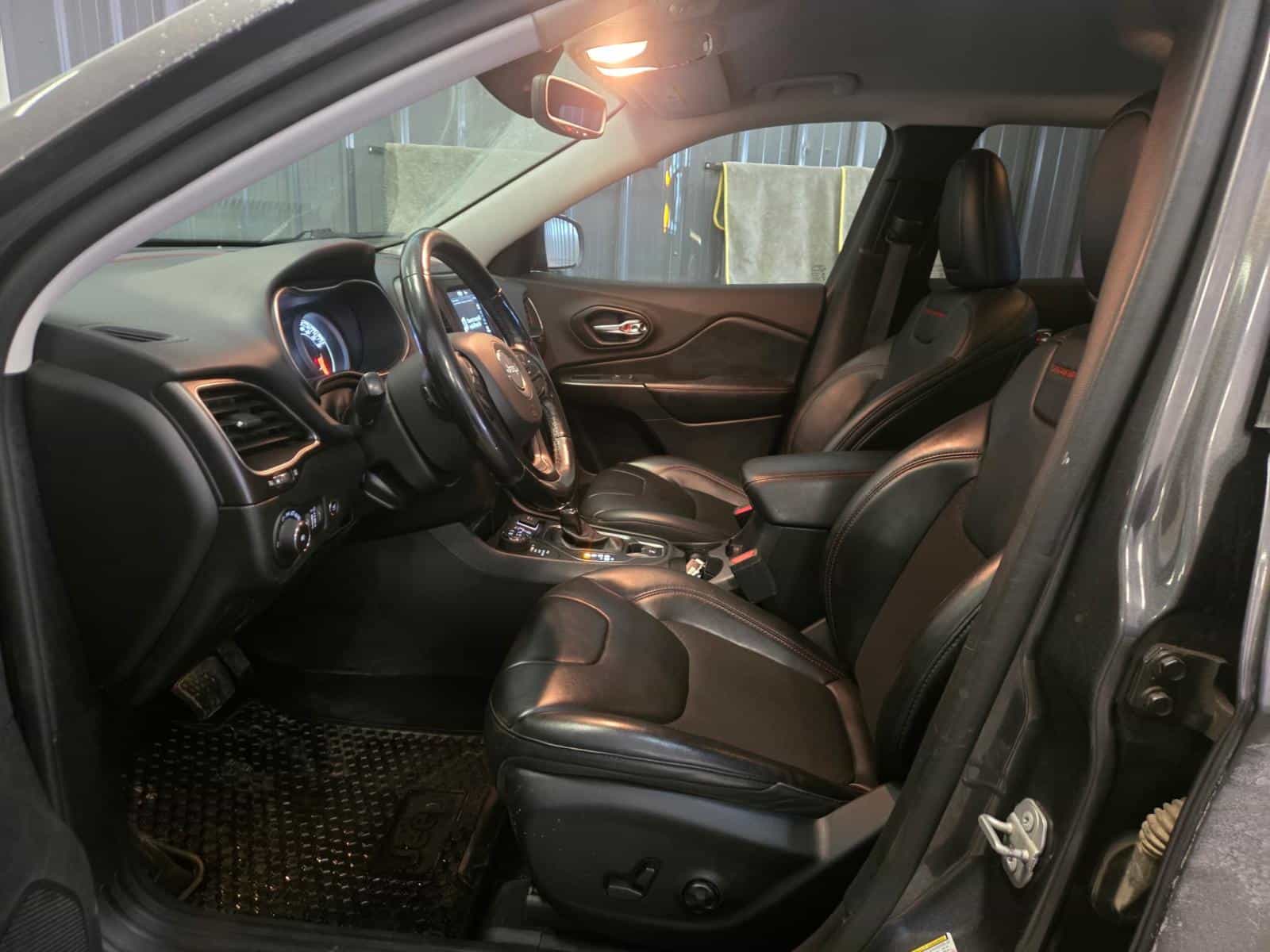 2020 Jeep CHEROKEE TRAILHAWK Trailhawk - Image 11