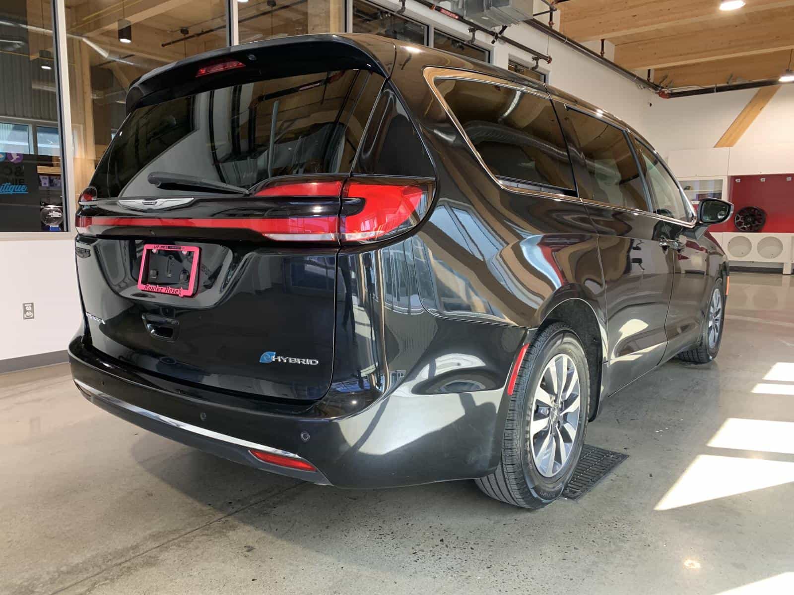 2023 Chrysler Pacifica Hybrid Touring L Hybrid Touring L - Image 3