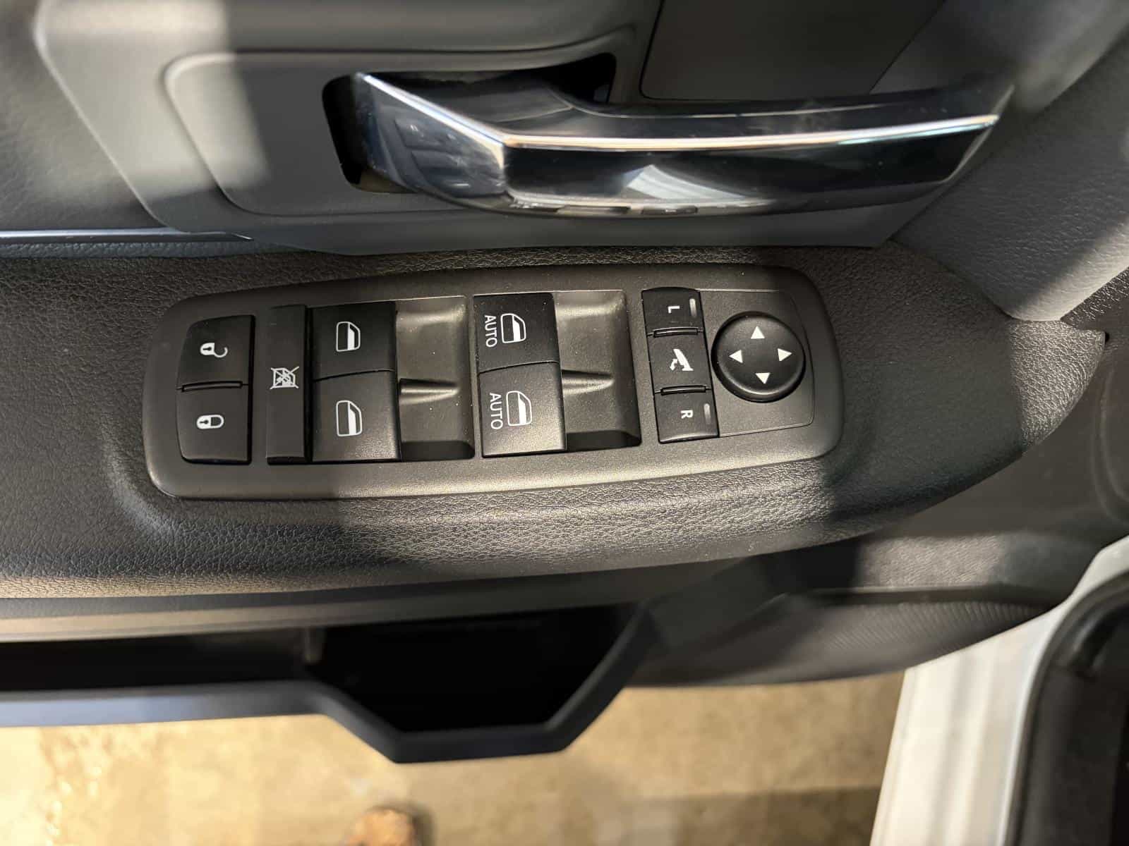 2022 RAM 1500 CLASSIC SLT SLT - Image 12